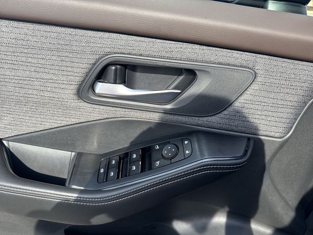 Nissan Rogue Vehicle Full-screen Gallery Image 27