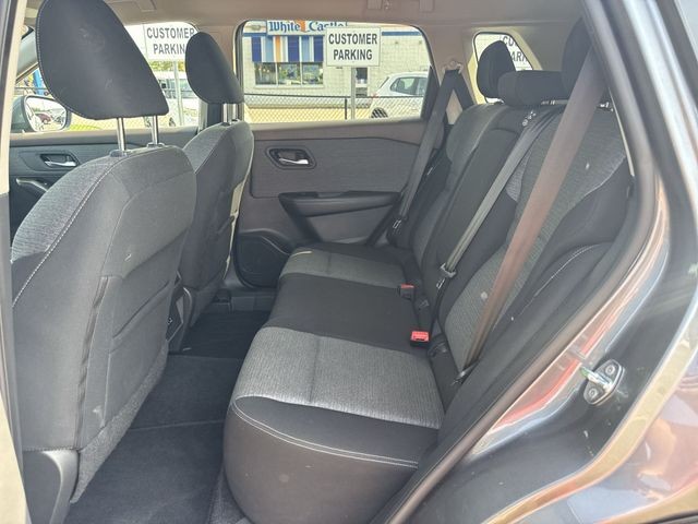 Nissan Rogue Vehicle Full-screen Gallery Image 28
