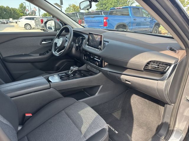 Nissan Rogue Vehicle Full-screen Gallery Image 32