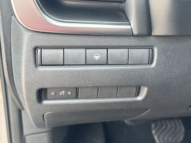 Nissan Rogue Vehicle Full-screen Gallery Image 38