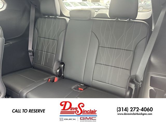 Buick Enclave Vehicle Full-screen Gallery Image 24