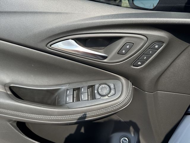 Buick Encore GX Vehicle Full-screen Gallery Image 26