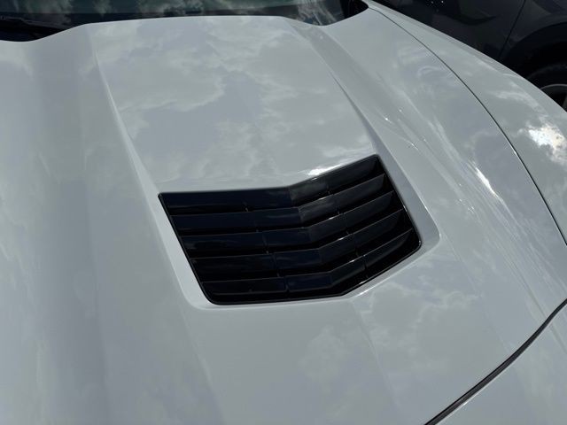 Chevrolet Corvette Vehicle Full-screen Gallery Image 05