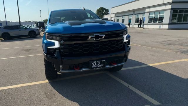 Chevrolet Silverado 1500 Vehicle Full-screen Gallery Image 03