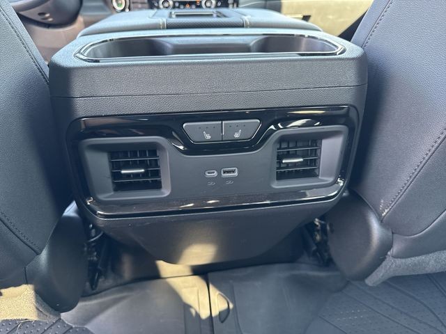 Chevrolet Silverado 1500 Vehicle Full-screen Gallery Image 26