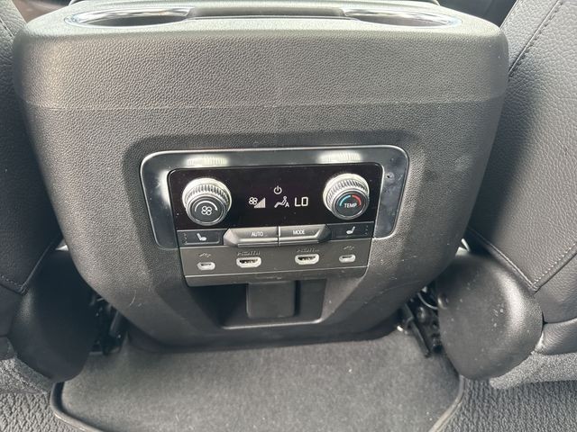 GMC Yukon Vehicle Full-screen Gallery Image 26