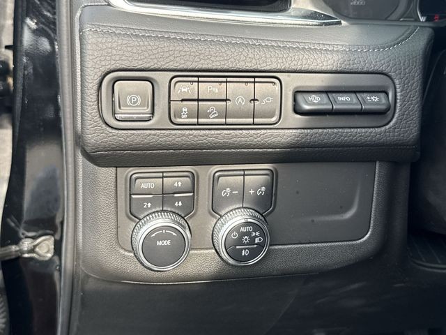 GMC Yukon Vehicle Full-screen Gallery Image 40