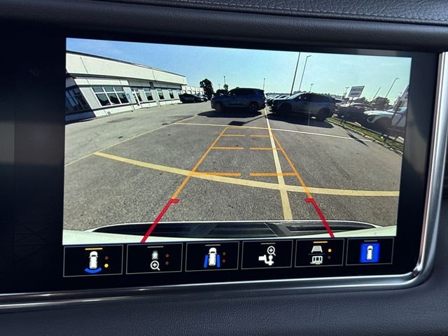 GMC Yukon Vehicle Full-screen Gallery Image 19