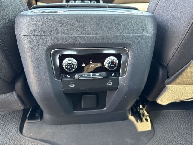 GMC Yukon Vehicle Full-screen Gallery Image 26