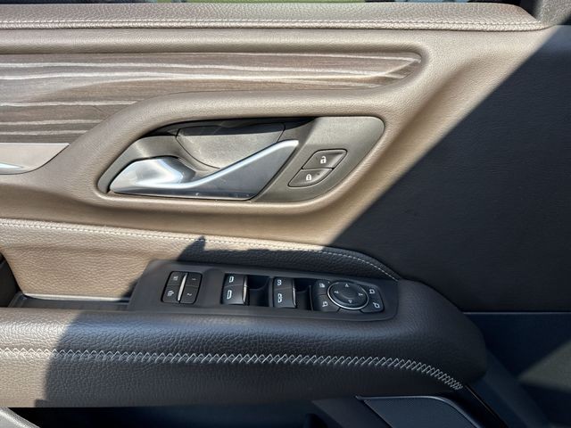 GMC Yukon Vehicle Full-screen Gallery Image 28