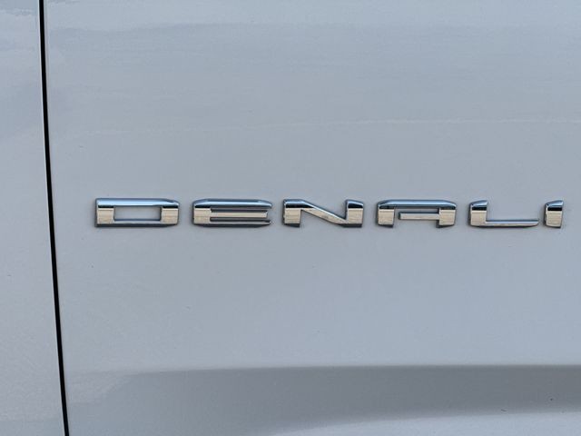GMC Yukon Vehicle Full-screen Gallery Image 37