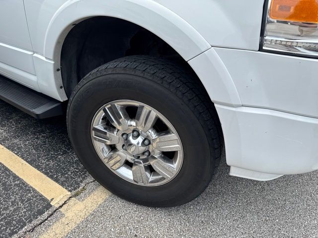 Ford Expedition Vehicle Full-screen Gallery Image 06
