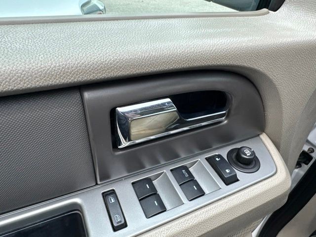 Ford Expedition Vehicle Full-screen Gallery Image 15