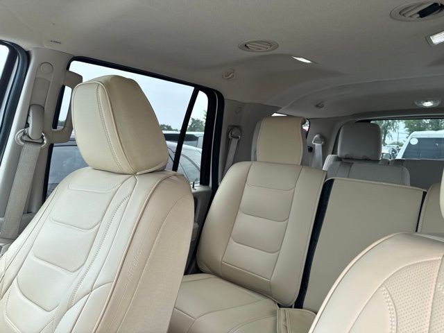Ford Expedition Vehicle Full-screen Gallery Image 17