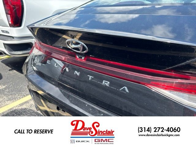 Hyundai Elantra Vehicle Full-screen Gallery Image 11