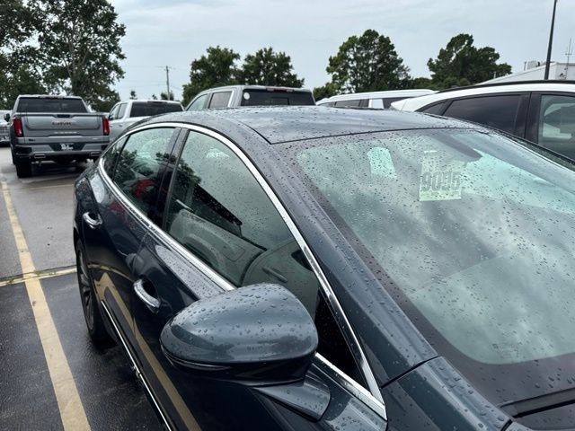 Buick LaCrosse Vehicle Full-screen Gallery Image 06