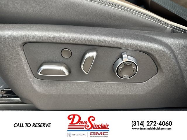 GMC Yukon Vehicle Full-screen Gallery Image 12