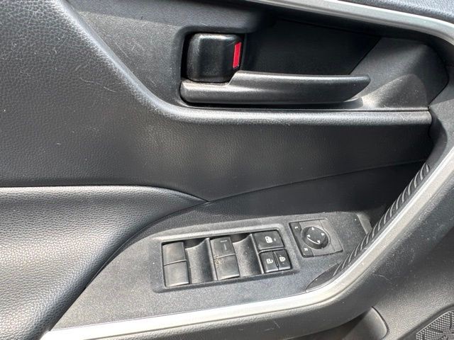 Toyota RAV4 Vehicle Full-screen Gallery Image 09