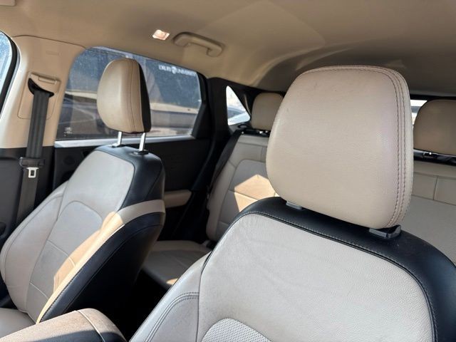 Ford Escape Vehicle Full-screen Gallery Image 10