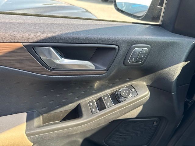 Ford Escape Vehicle Full-screen Gallery Image 13