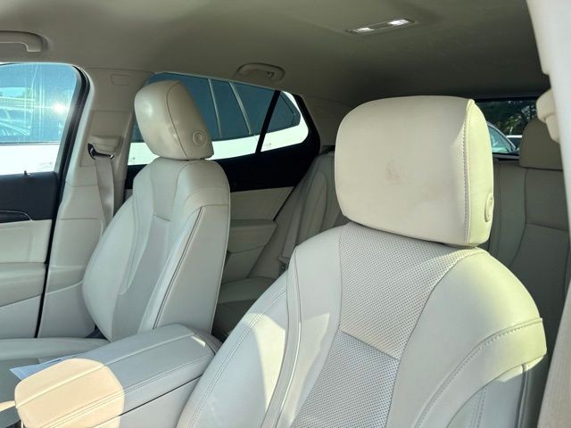 Buick Envision Vehicle Full-screen Gallery Image 10