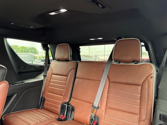 GMC Yukon Vehicle Full-screen Gallery Image 07