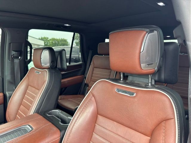 GMC Yukon Vehicle Full-screen Gallery Image 10