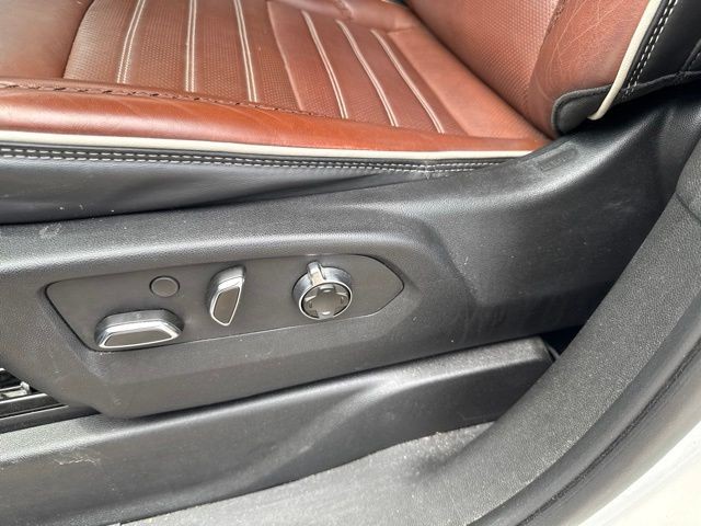 GMC Yukon Vehicle Full-screen Gallery Image 14