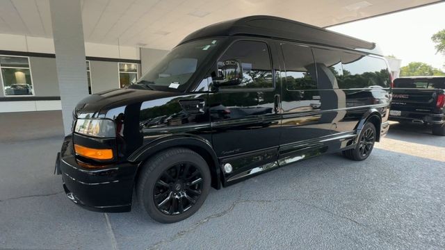 GMC Savana Cargo Van Vehicle Full-screen Gallery Image 05