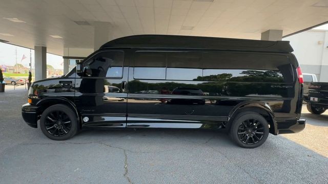 GMC Savana Cargo Van Vehicle Full-screen Gallery Image 06