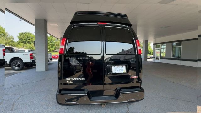 GMC Savana Cargo Van Vehicle Full-screen Gallery Image 09