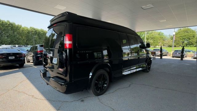 GMC Savana Cargo Van Vehicle Full-screen Gallery Image 10