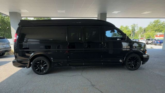 GMC Savana Cargo Van Vehicle Full-screen Gallery Image 11