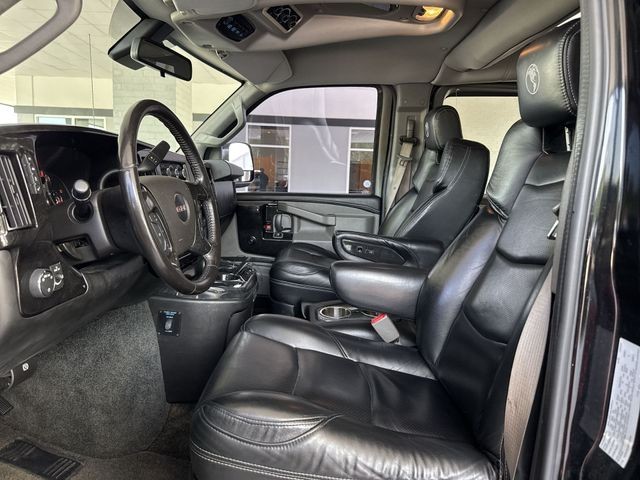 GMC Savana Cargo Van Vehicle Full-screen Gallery Image 24