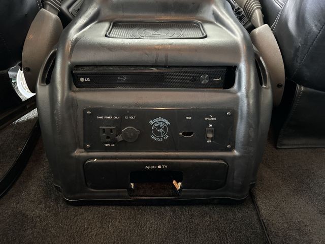 GMC Savana Cargo Van Vehicle Full-screen Gallery Image 26