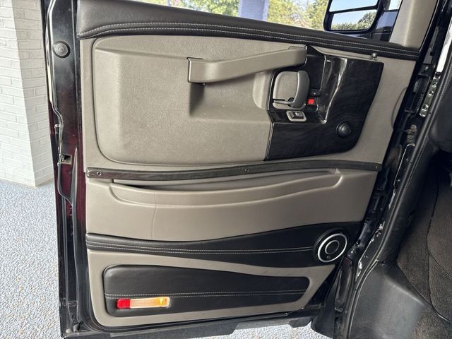 GMC Savana Cargo Van Vehicle Full-screen Gallery Image 27