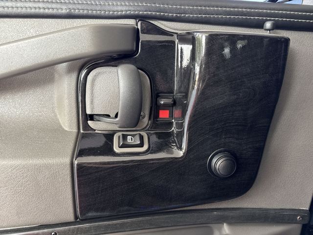 GMC Savana Cargo Van Vehicle Full-screen Gallery Image 28