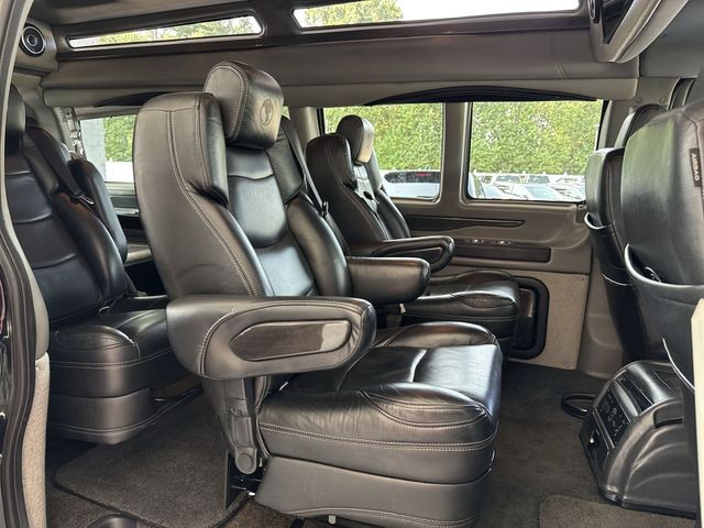 GMC Savana Cargo Van Vehicle Full-screen Gallery Image 30