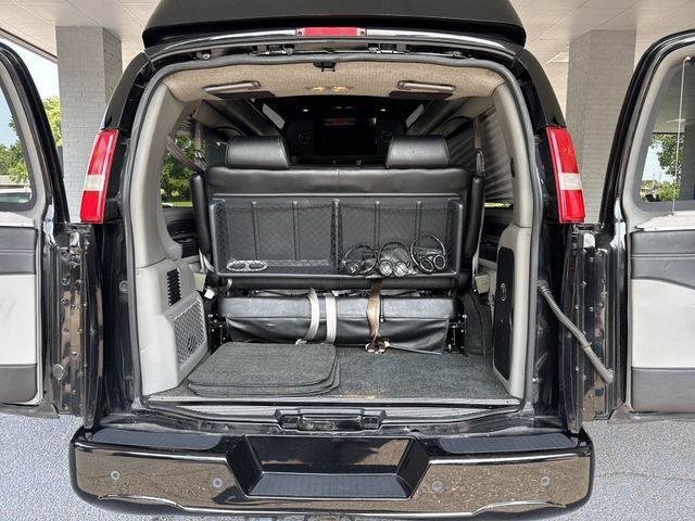 GMC Savana Cargo Van Vehicle Full-screen Gallery Image 31