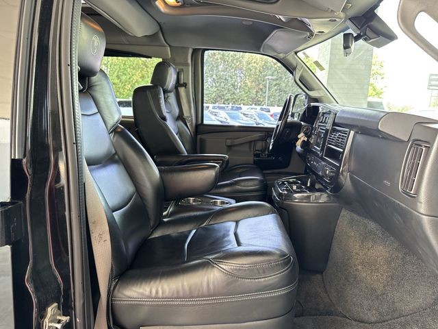 GMC Savana Cargo Van Vehicle Full-screen Gallery Image 33