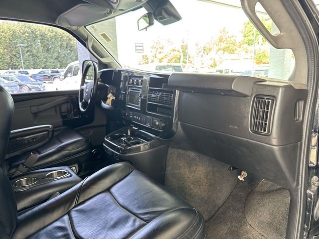 GMC Savana Cargo Van Vehicle Full-screen Gallery Image 34