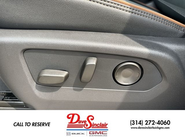 GMC Yukon XL Vehicle Full-screen Gallery Image 12
