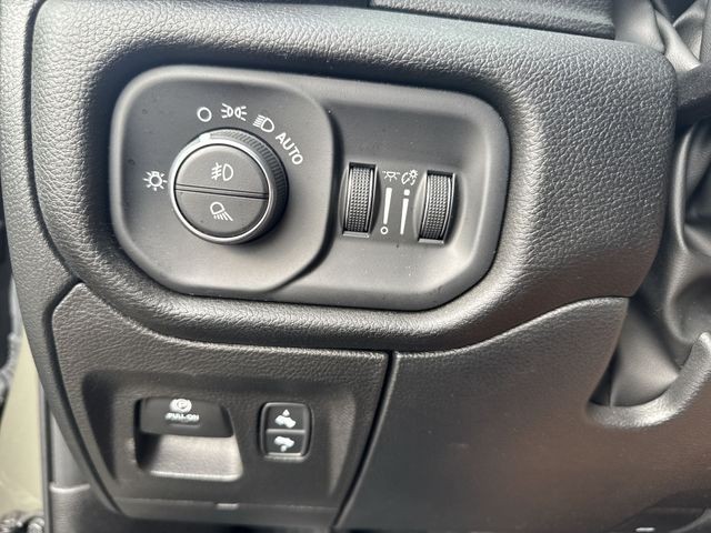 Ram 1500 Vehicle Full-screen Gallery Image 22