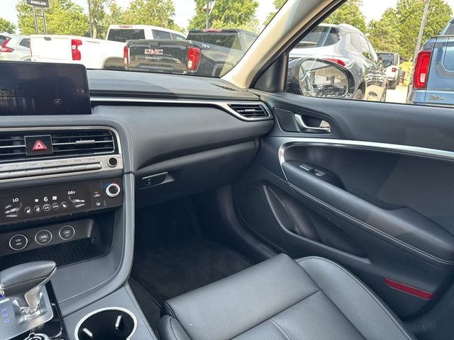 Genesis G70 Vehicle Full-screen Gallery Image 14