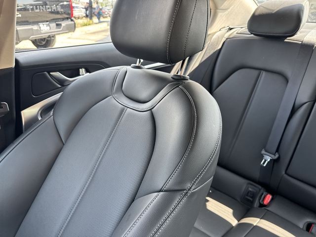 Genesis G70 Vehicle Full-screen Gallery Image 17