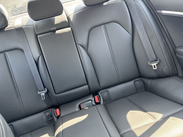 Genesis G70 Vehicle Full-screen Gallery Image 19