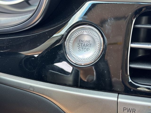 Genesis G70 Vehicle Full-screen Gallery Image 29