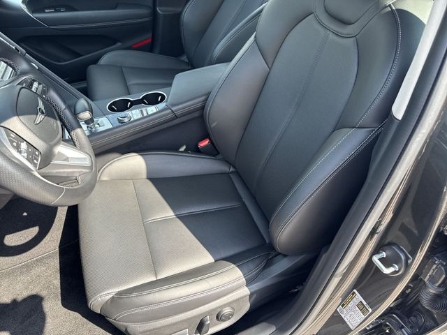 Genesis G70 Vehicle Full-screen Gallery Image 31