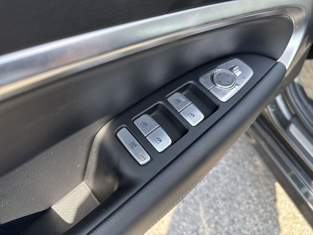 Genesis G70 Vehicle Full-screen Gallery Image 35