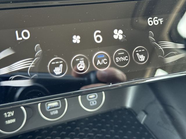 Genesis G70 Vehicle Full-screen Gallery Image 46